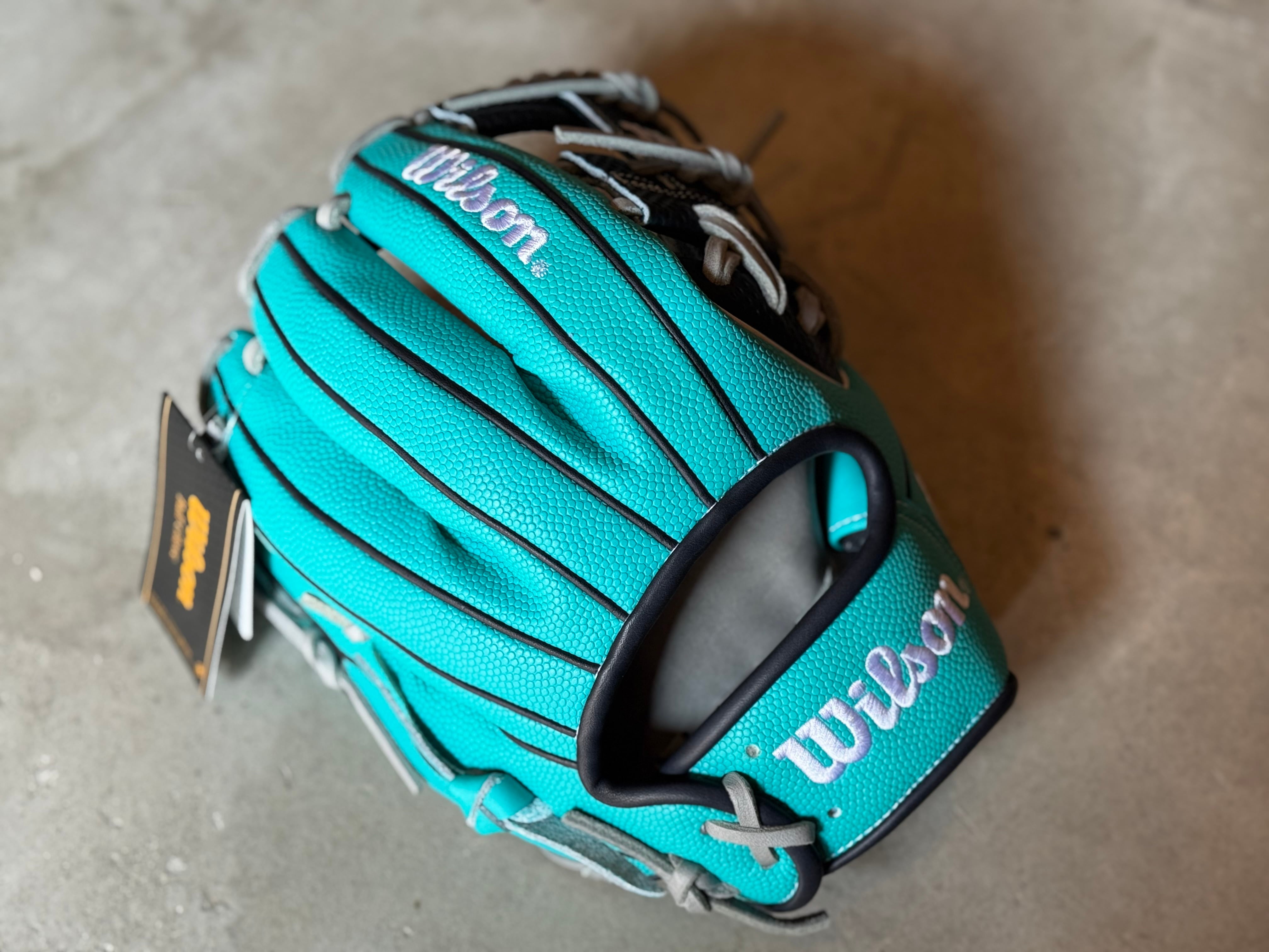 2025年限定モデル The Wannabe Hero DUAL 86型【Wilson】軟式用グラブ