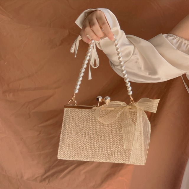 バッグ レディース ショルダーバッグ ハンドバッグ クラッチバッグ 2way 斜めがけ 肩がけ 手持ち コンパクト ストラップ バンド 四角 リボン パール ポリエステル かわいい 大人可愛い きれいめ シンプル 上品 エレガント 清楚 おしゃれ 綺麗 お嬢様 セクシー おとな ナチュラル キュート ガーリー 無地 デート お出かけ 女子会 パーティー イベント コンサート 小さい ホワイト 春 記念日 結婚式 二次会 10代 20代 30代 韓国系 ファッション コーデ モテ トレンド 流行 送料無料