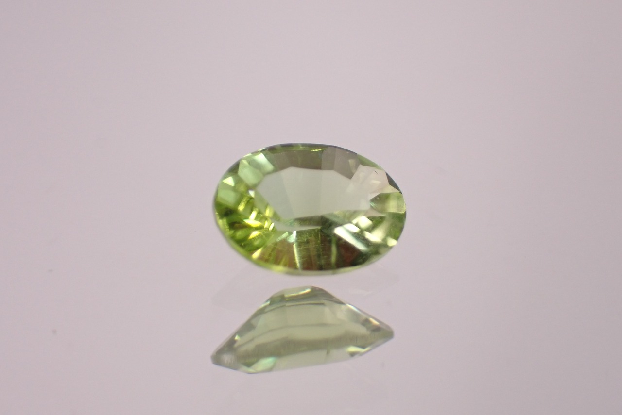 ペリドット(コンケーブカット)　0.69ct　[D2-351]