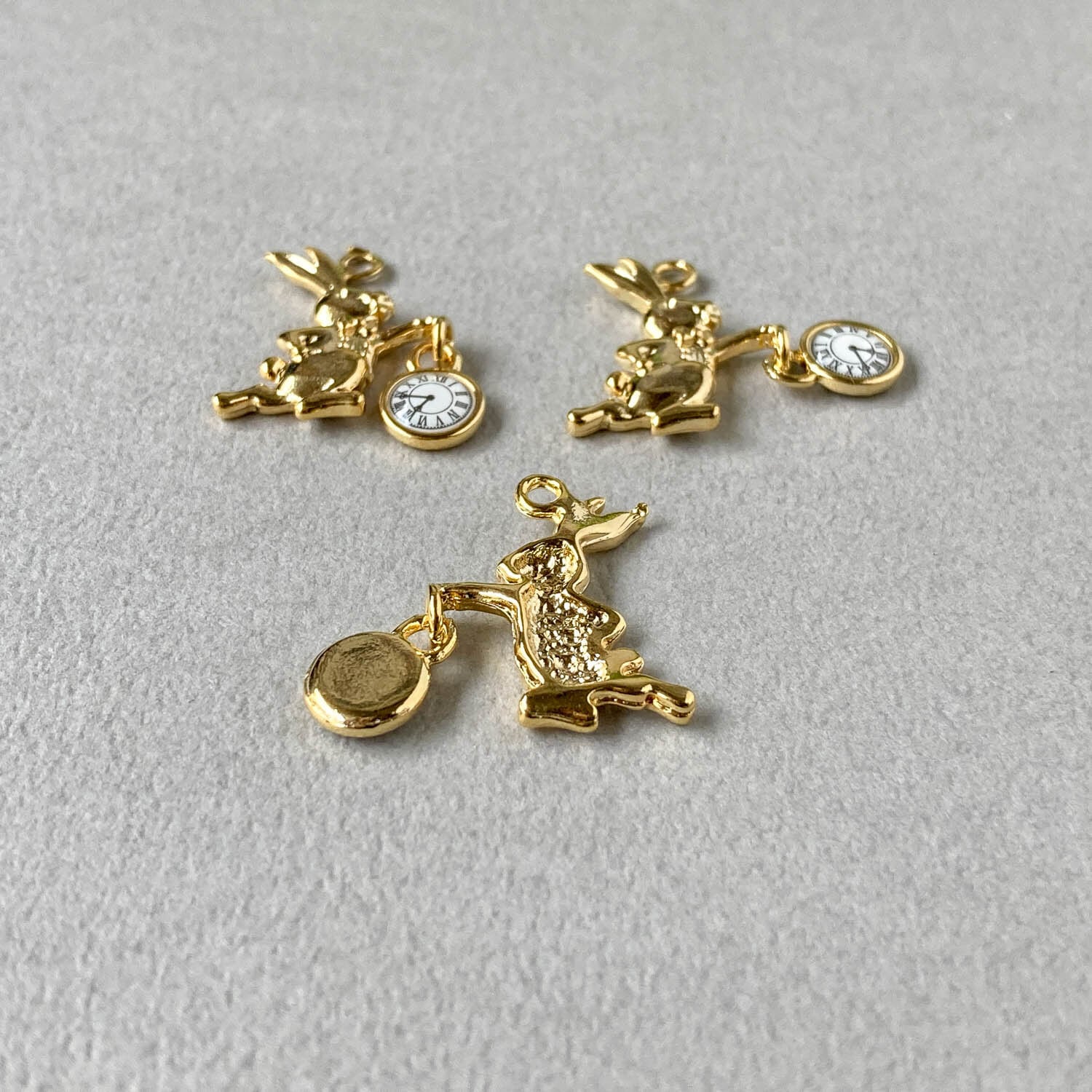 時計を持ったうさぎのチャーム（20mm） | Dua-アクセサリーパーツショップ