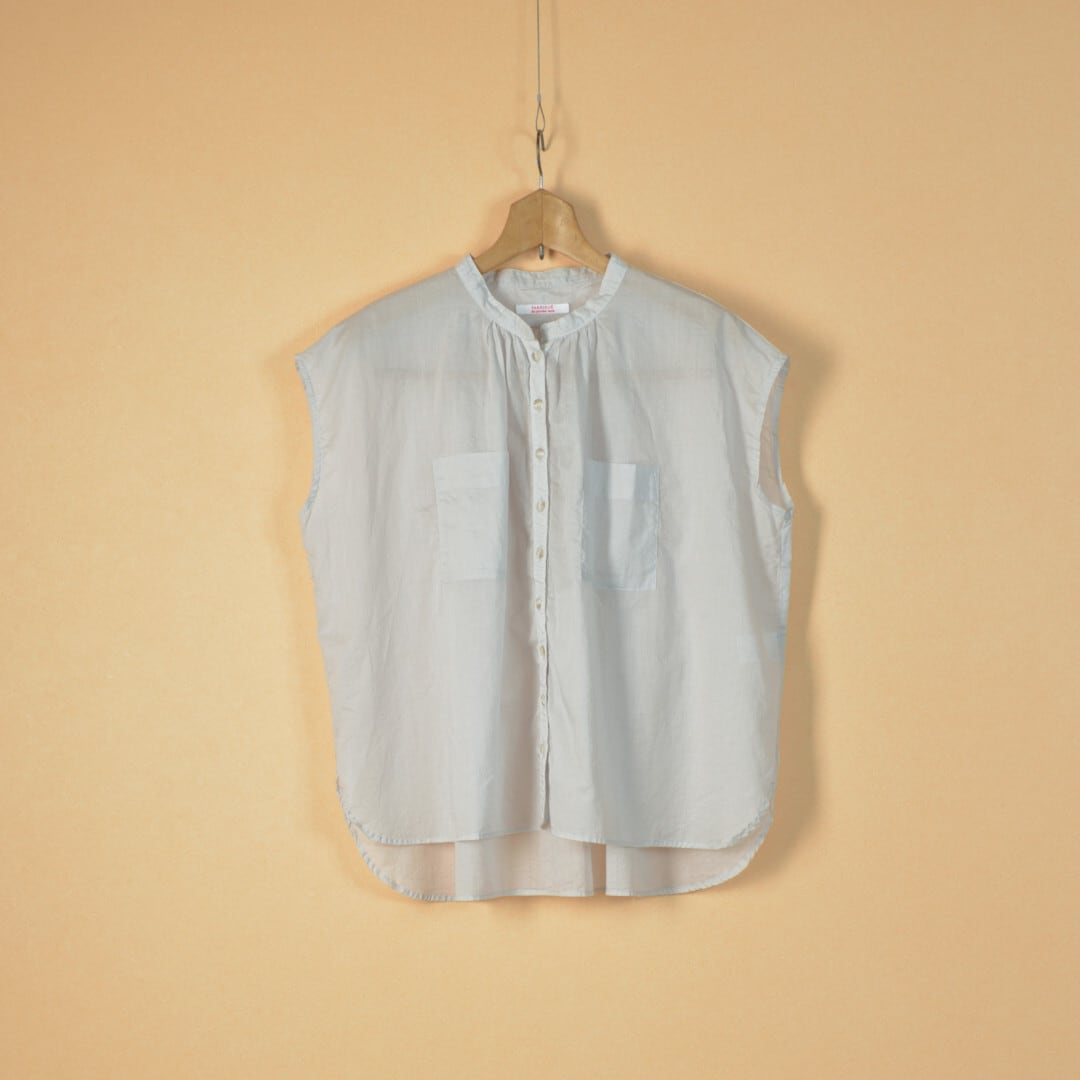 Fabrique en planete terre ファブリケアンプラネテール スタンドカラーノースリーブブラウス・アイスグレイ