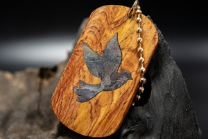 【最高峰の鳥眼杢】バーズアイローズウッド ドッグタグ 象嵌 幸せを呼ぶ青い鳥