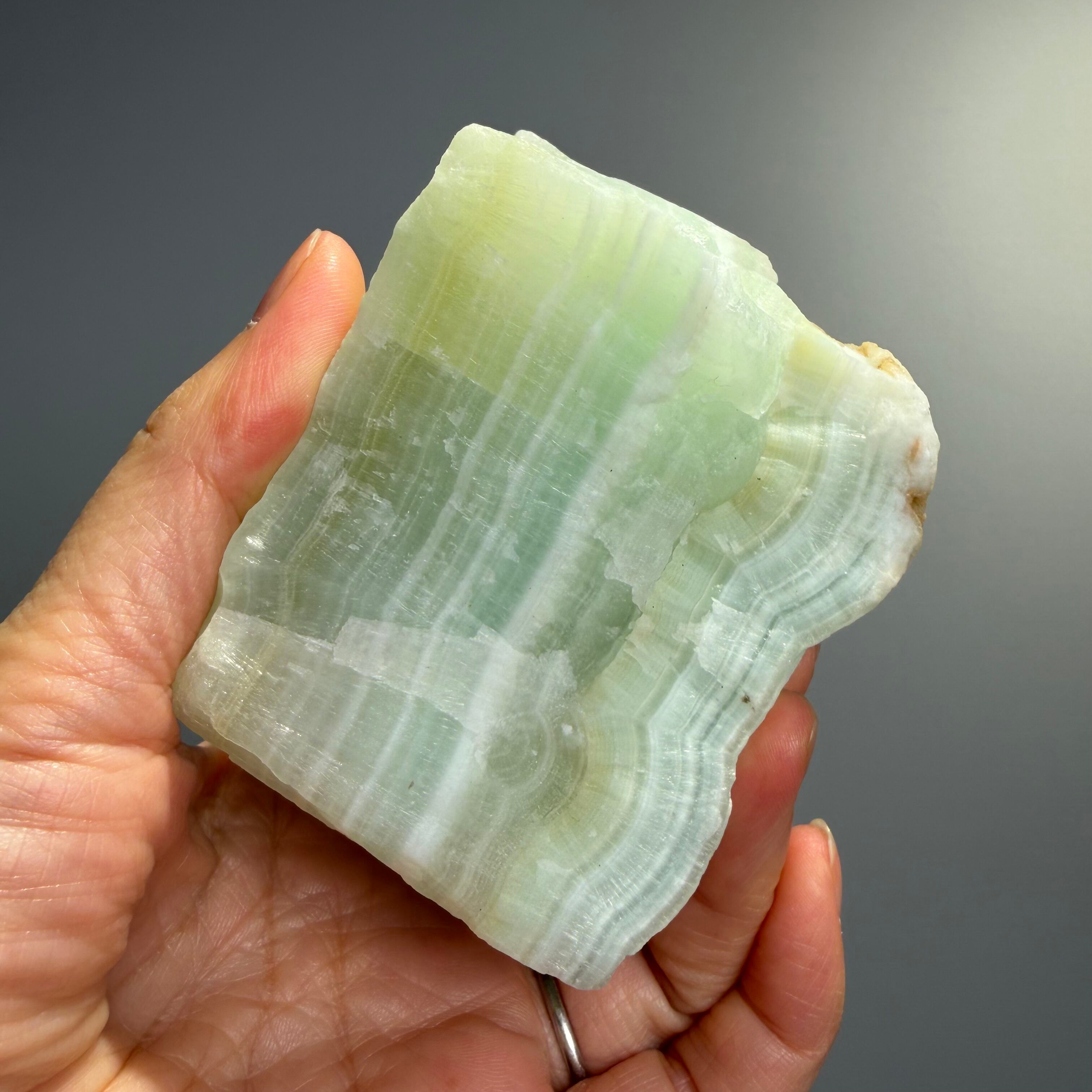 パキスタン産 ピスタチオカルサイト 251209 原石 ミントグリーン層・縞