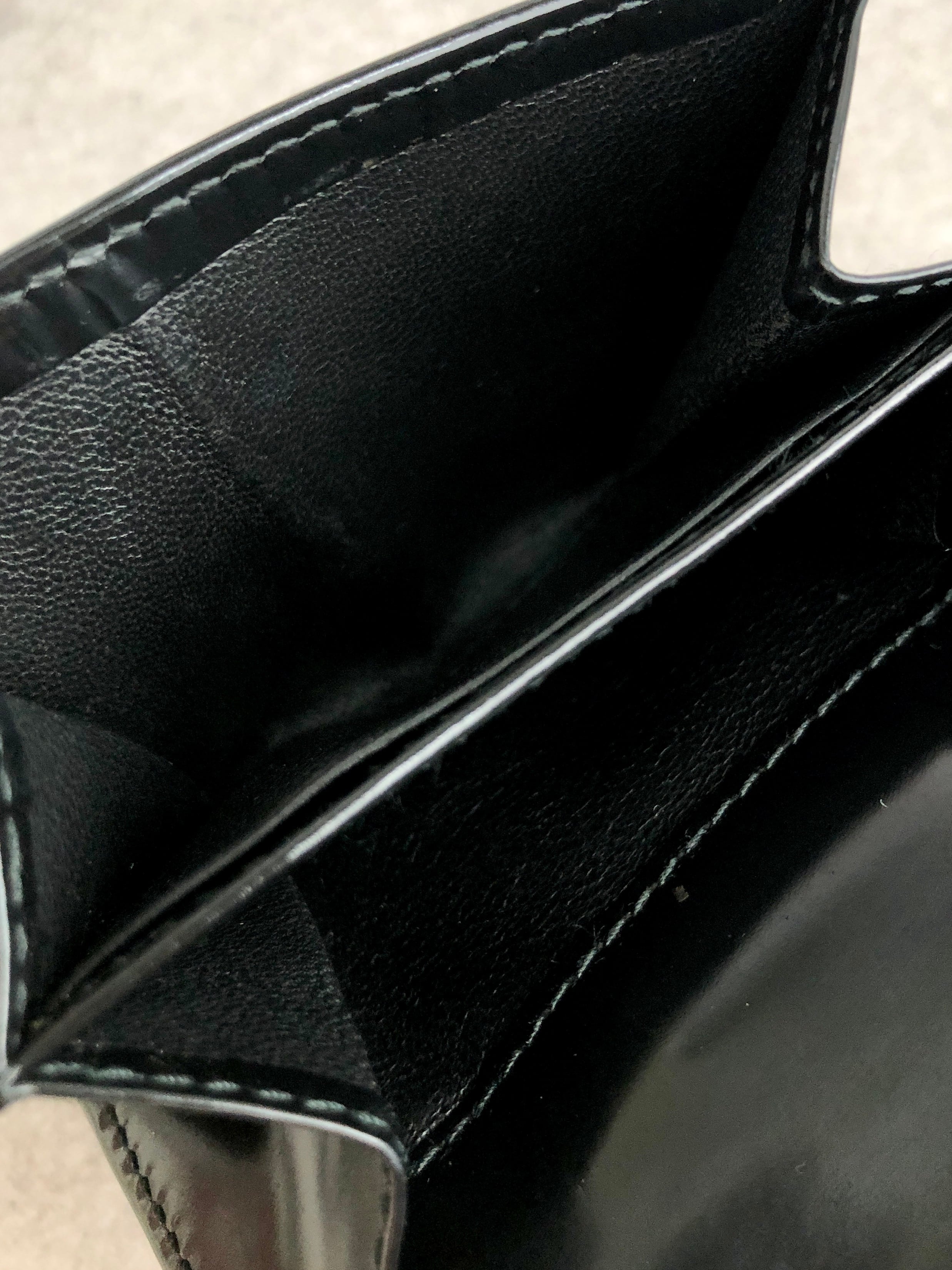 GUCCI グッチ 財布 ブラック Gロゴ エナメル 2つ折り財布 GUCCI グッチ 財布 ブラック Gロゴ エナメル 2つ折り財布