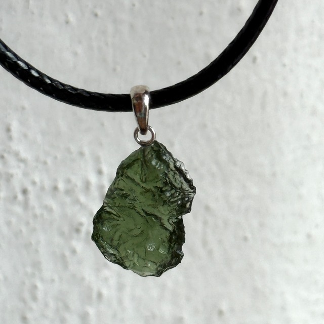 【本場買い付け】【最高品質】【希少石】モルダバイト　ペンダント（革ひも　or　チェーンつき　☆選べます）　NO.1