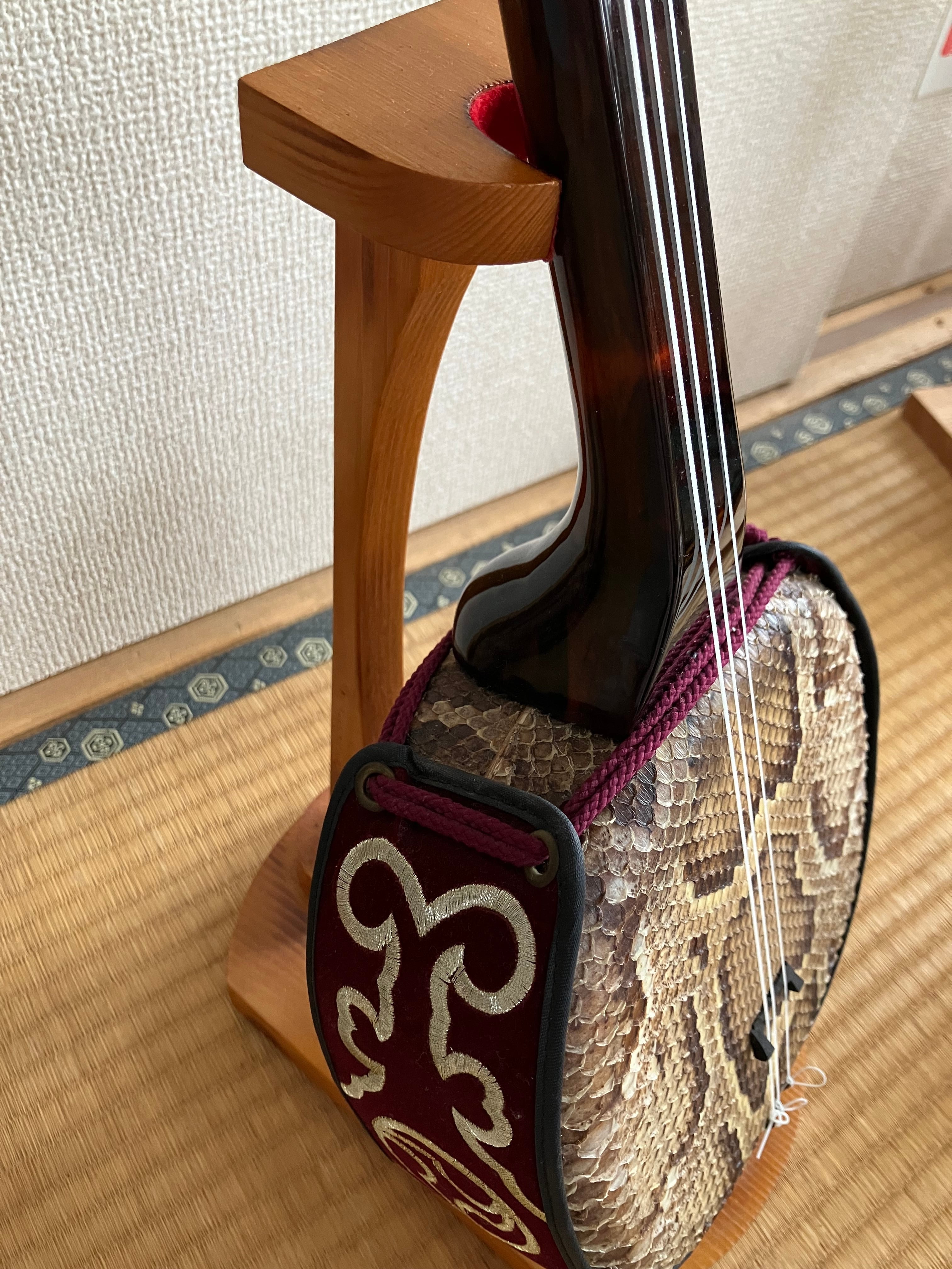 匠 工芸士仲嶺盛文作上級黒檀マカビ型スンチ仕上げ黄本皮 | クオレ三線