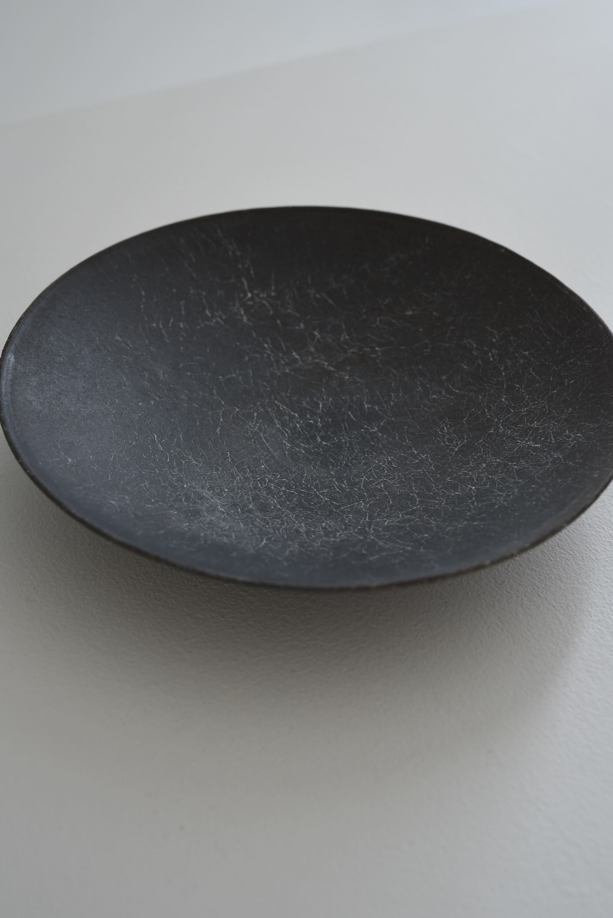 瀬川辰馬 黒土象嵌 切立オーバルプレート