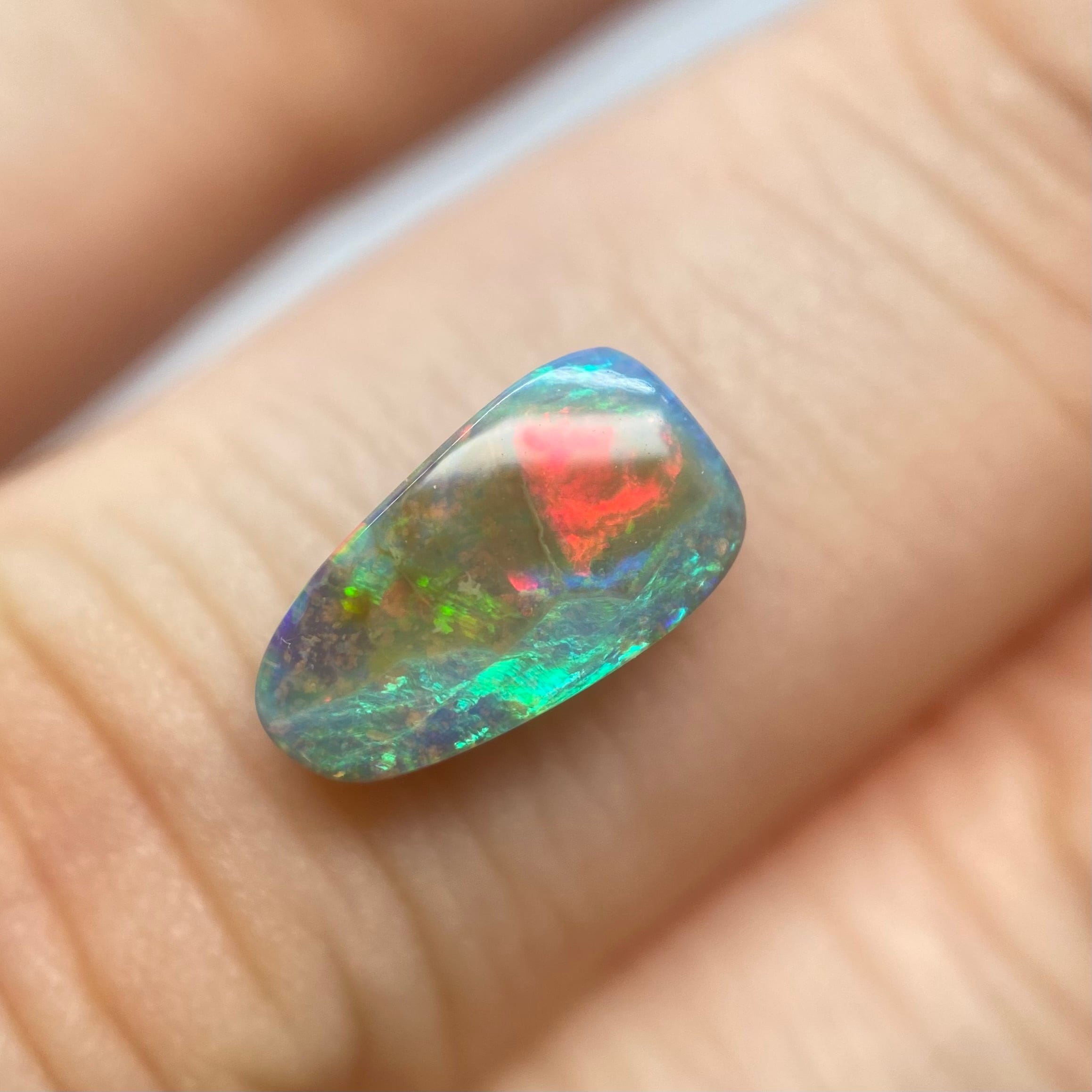 静と動を感じるボルダーオパール