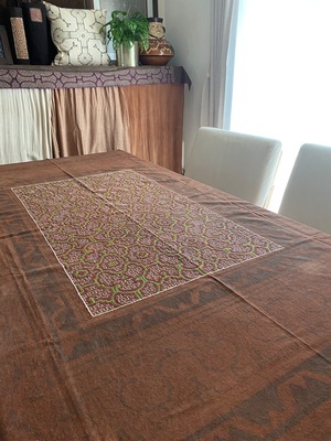 大判大刺繍11 薄茶緑とエンジ　146x185cm　シピボ族の工芸布　アマゾン先住民族　エスニックインテリア　テーブルクロス　天然染め　手刺繍