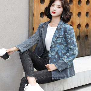 【送料無料】 デニムジャケット アウター 羽織り ジャケット ショート 袖あり 長袖 Vネック プリント切り換え 薄手生地 デニム かわいい 大人可愛い 綺麗 シンプル カジュアル 上品 おしゃれ お洒落 大人女子 こなれ感 コンサバ 定番アイテム 体型カバー ガーリー ヘルシー系 無地 花柄 20代 30代 40代 レディース 女性用 ママ服 デート お出かけ 女子会 お呼ばれ お茶会 授業参観 休日 誕生日会 アウトドア 秋 着回し 普段使い 韓国 ファッション スタイル 楽ちん プチプラ