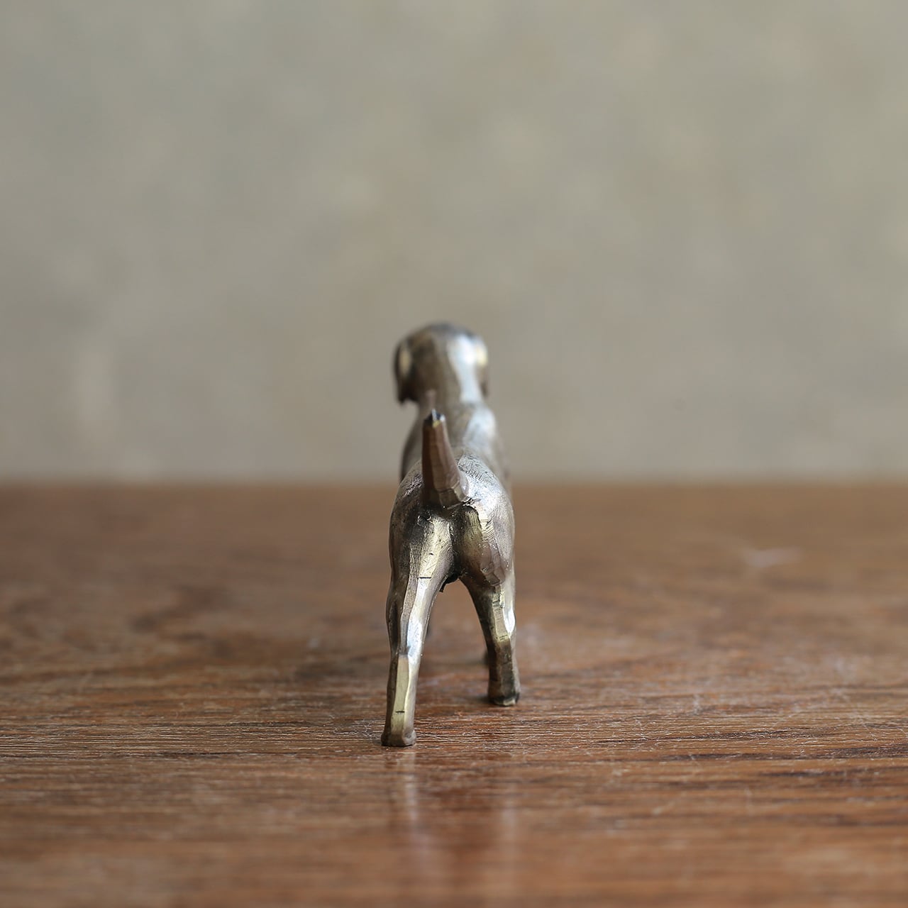 シルバー犬彫刻 細かい彫りが美しい、シルバーの犬 3 | 木と、輝と。| 一点もの