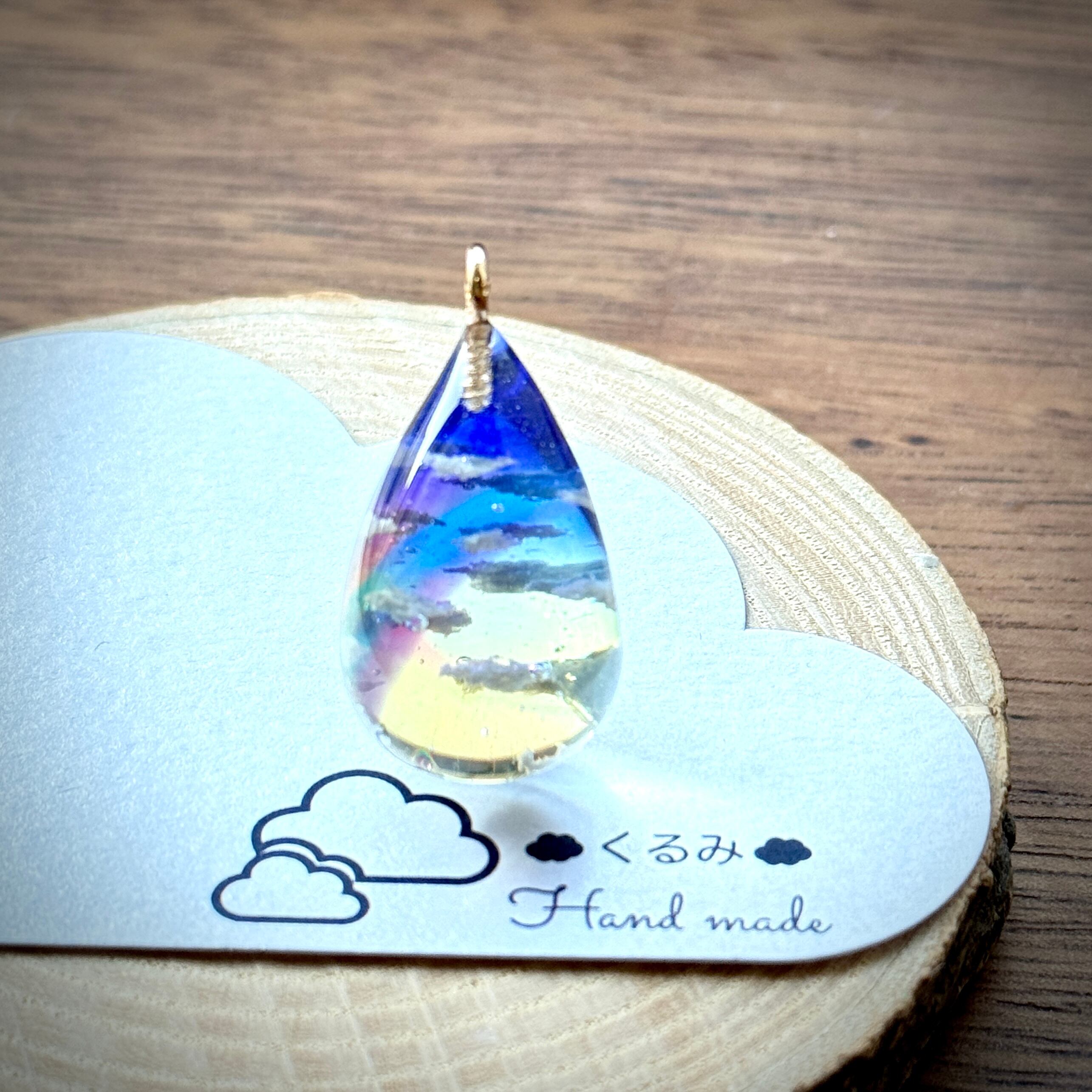 空&雲ペンダント しずく型 夕暮れ空にかかる虹 26×17mm A