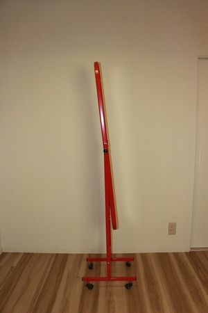 ひとり時間が少しだけ特別になる、レトロポップスタンドミラー