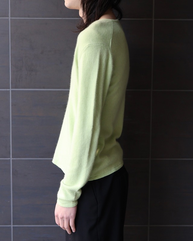 100%cashmere short length Vneck knit