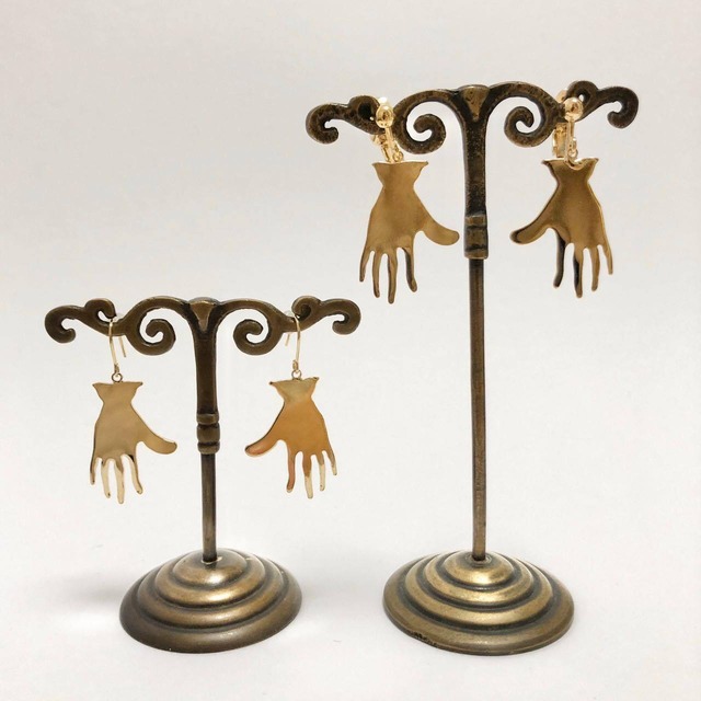 ハンドモチーフの〈ピアス/イヤリング〉