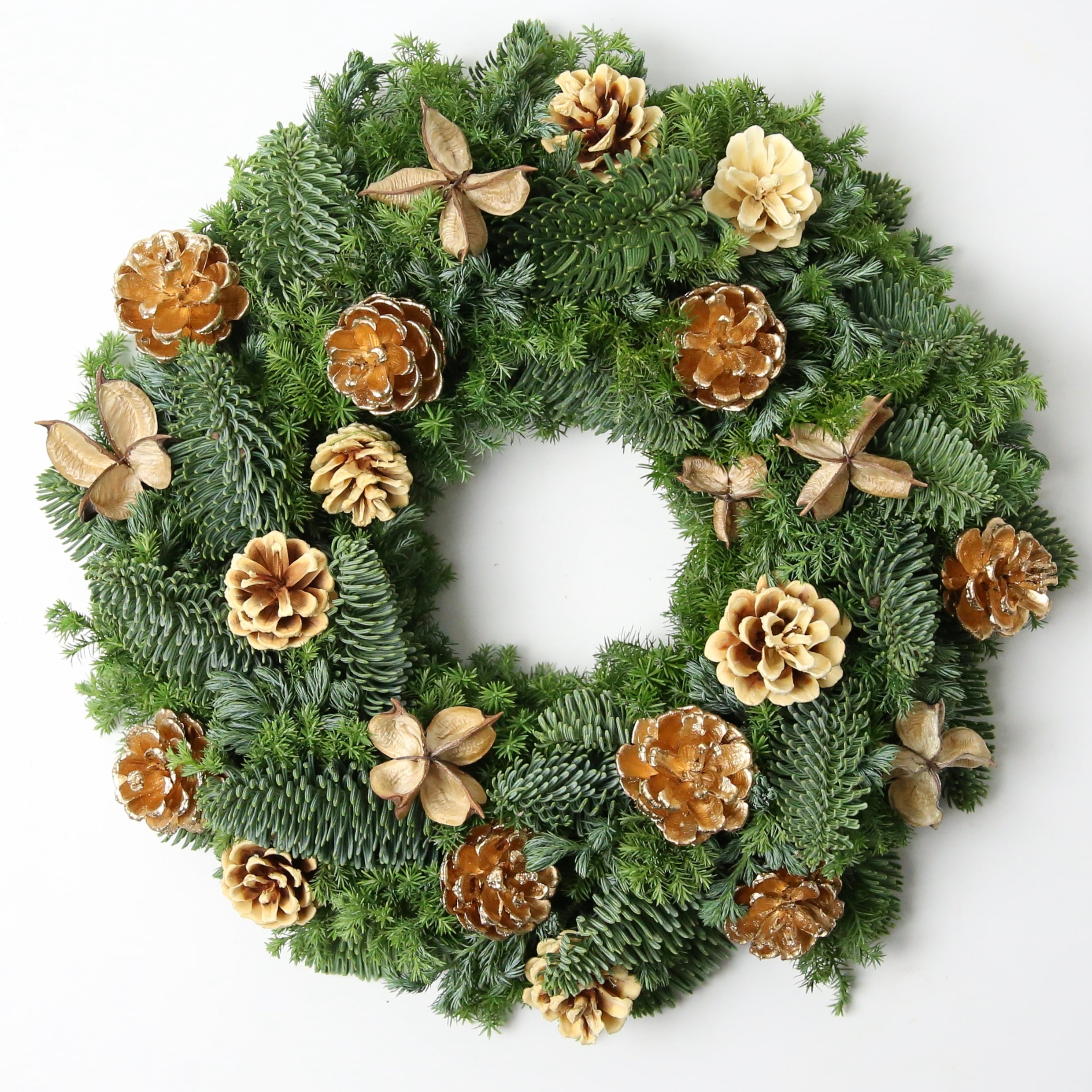 オレゴン産モミや、サツマ杉などの針葉樹をマツカサで飾ったクリスマス