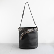 プラダ バックル スタッズベルト付 レザー バケットバッグ ブラック レザー AW25