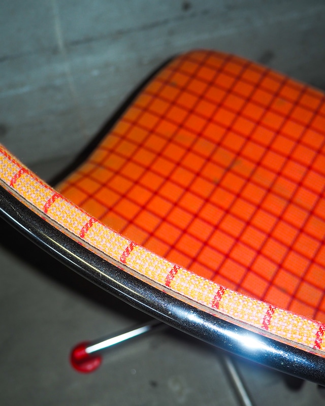 Height-adjustable check chair