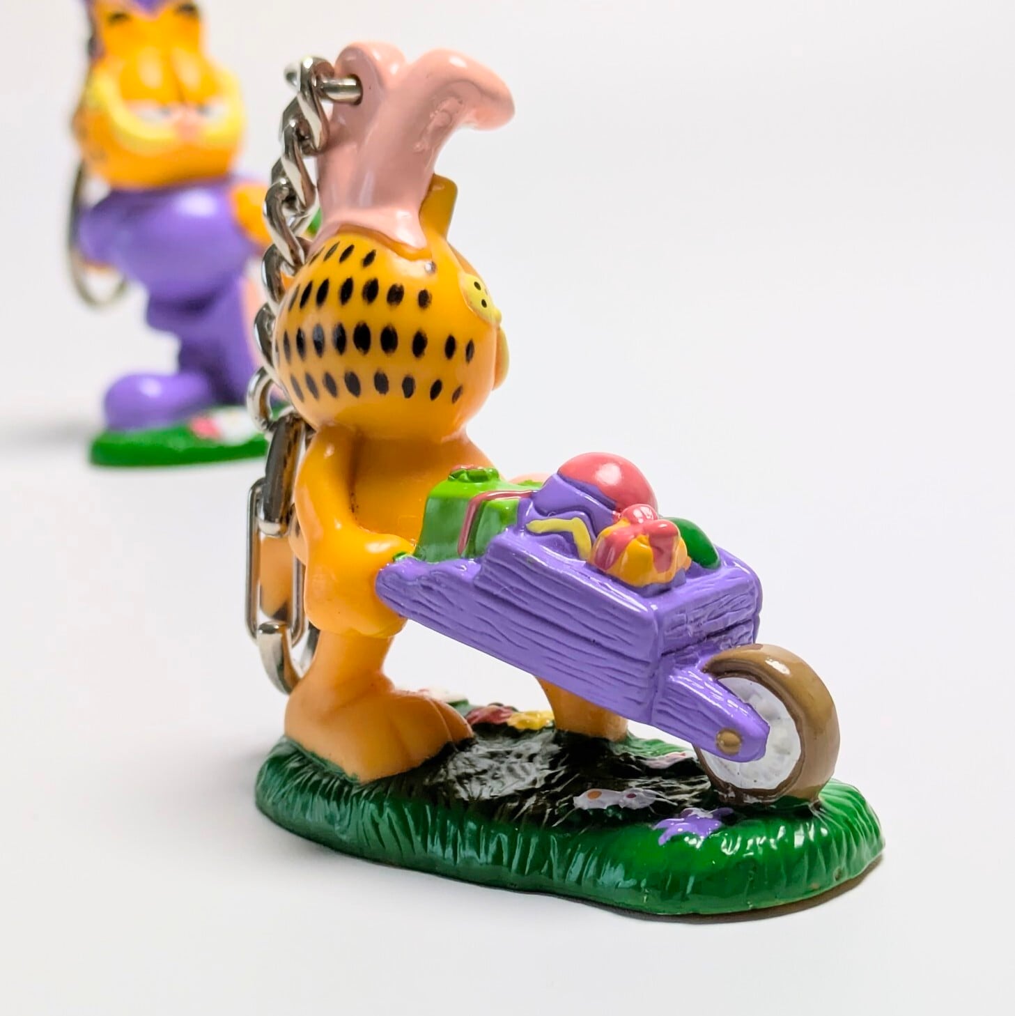 ☆VINTAGE 80'☆【 Garfield ( ガーフィールド ) 】 PVCフィギュア キーホルダー イースターバニー / ピンク 〚アメリカン雑貨 アメトイ〛