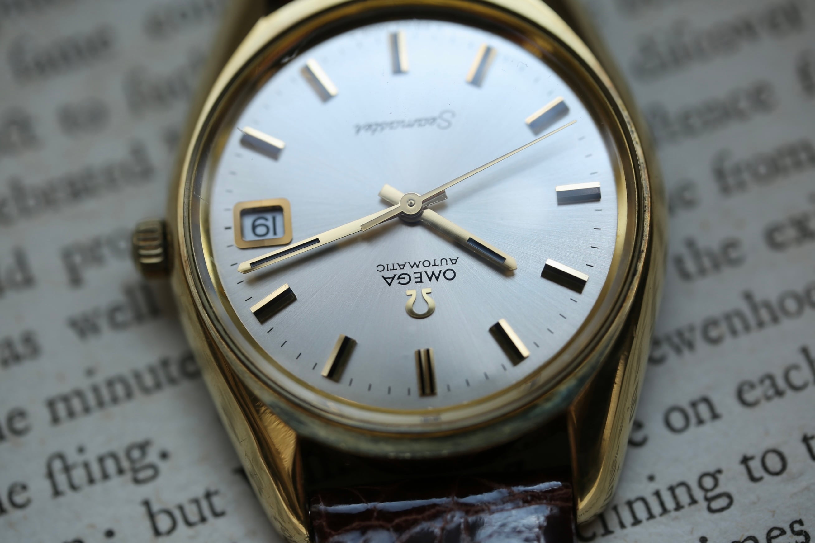 BARBERA 自動巻き時計 ホワイトダイヤル ゴールドベゼル OMEGA】1969年製 シーマスターデイト ストリームラインケース 金張り