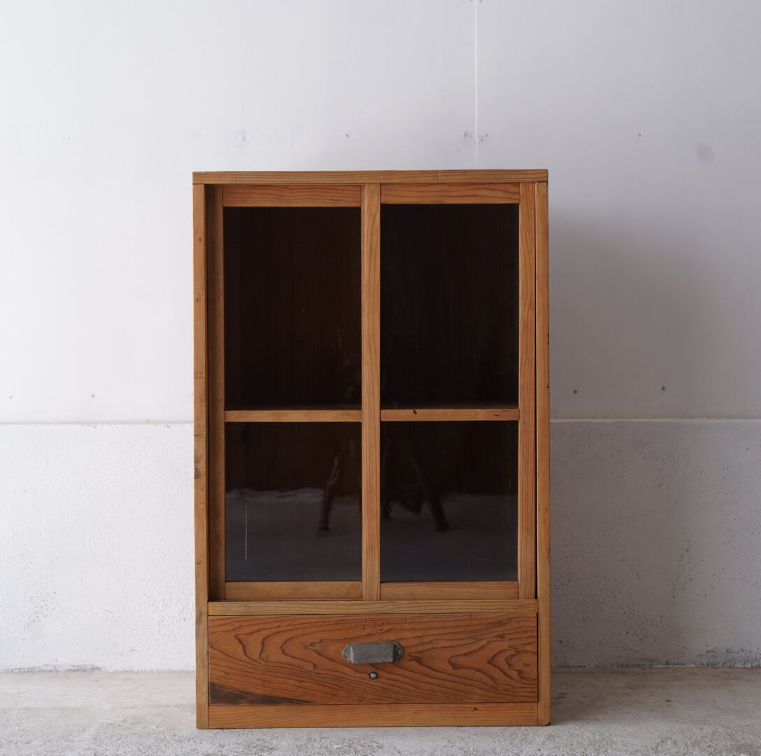 古いガラス戸棚