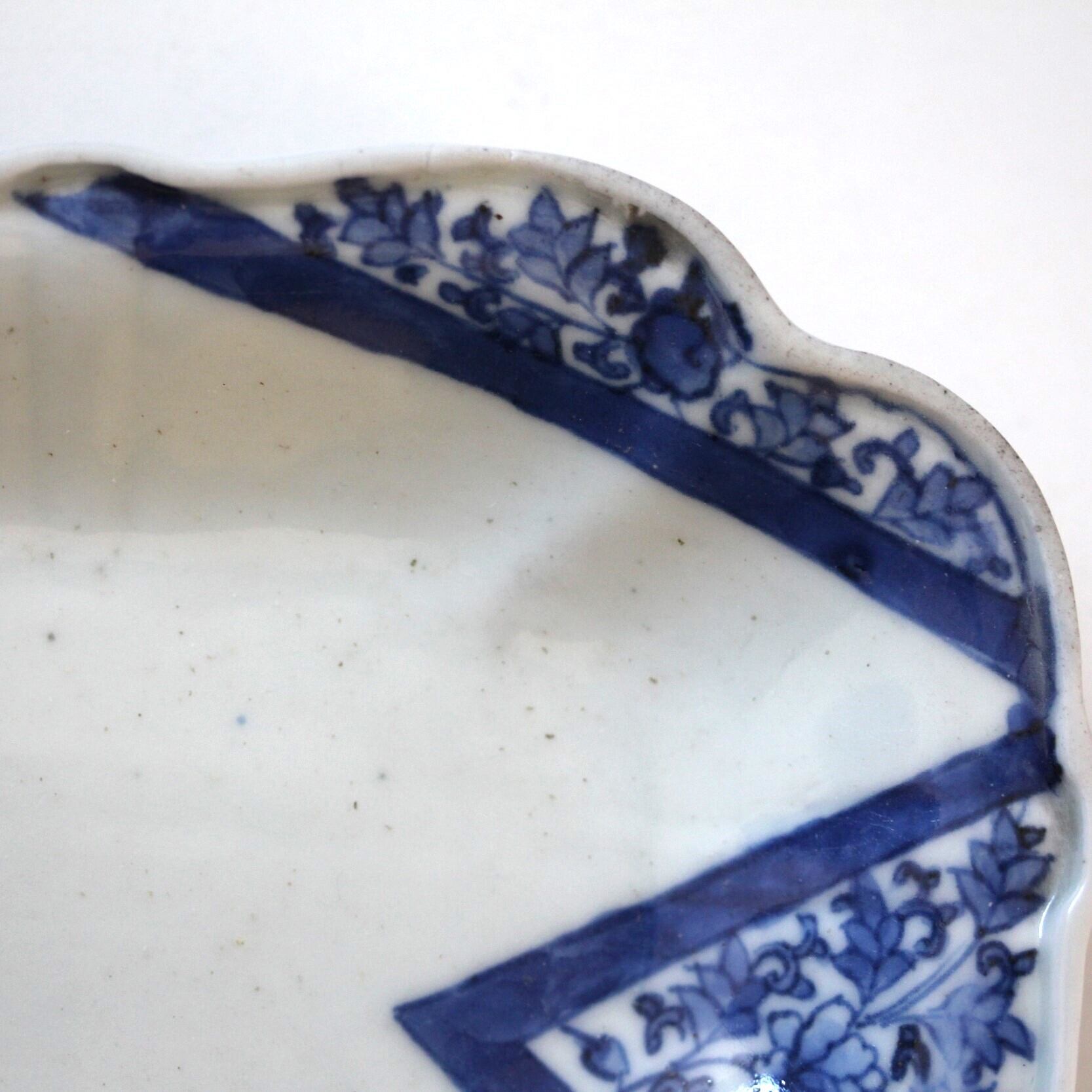 古伊万里染付花唐草文変形皿 d16.6cm Imari Blue and White Dish