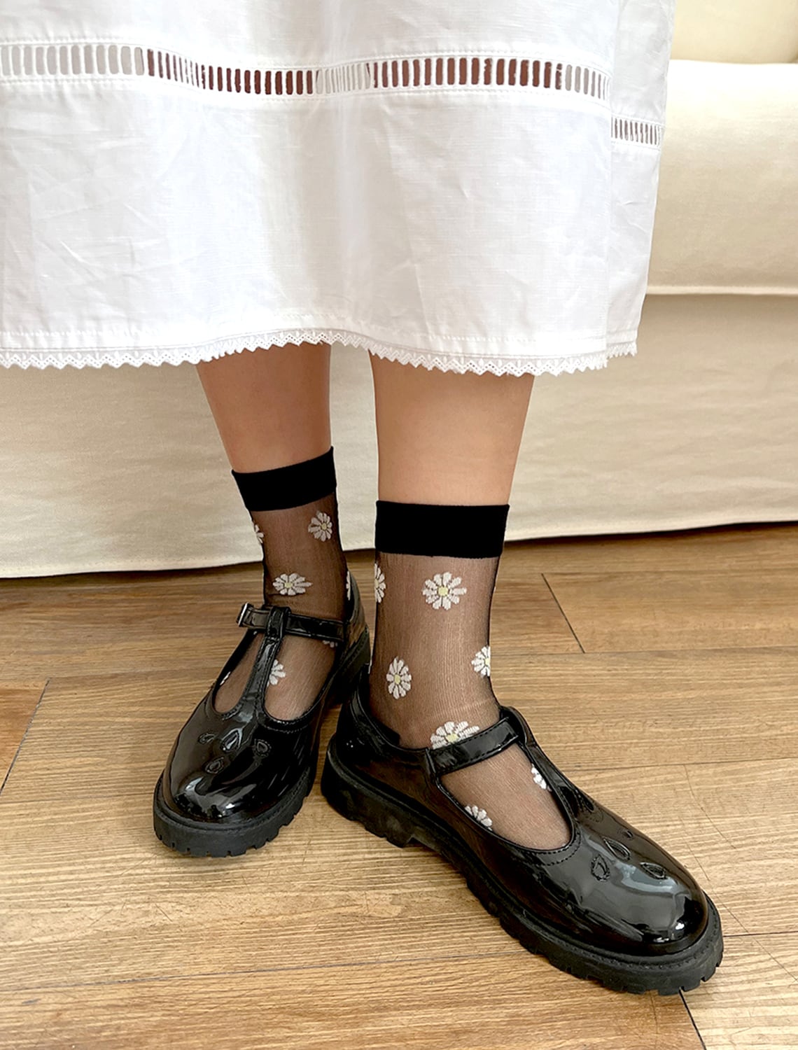 Sheer daisy socks black