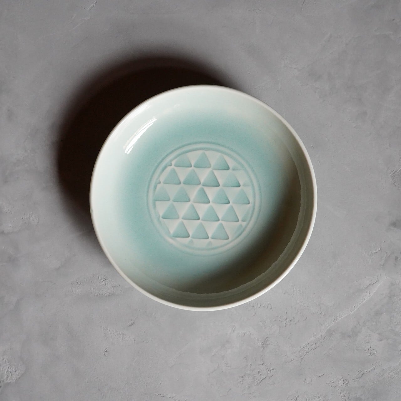 土井雅文】青磁印文小皿（鱗）20 | ろにせら ギャラリーと雑貨のお店