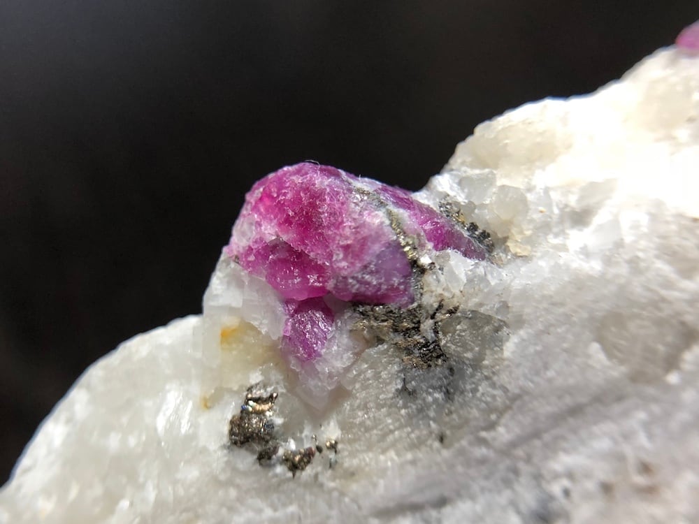 レッドスピネル 原石 母岩付き 尖晶石 116,3g SPN002 ベトナム産 | 鉱物 天然石 American Minerals + Gemmy You powered by BASE