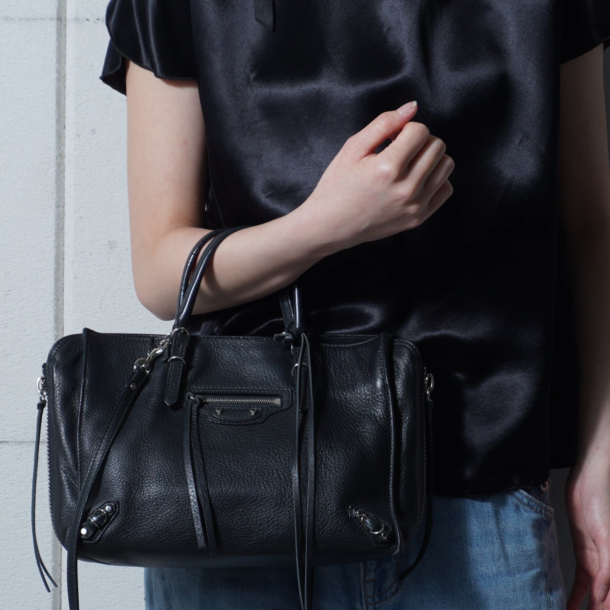 BALENCIAGA ペーパー A6 2WAYバッグ キャンバス×レザー BALENCIAGA】ロゴ入ペーパー2WAYレザーショルダーバッグ black | MIXHIVE