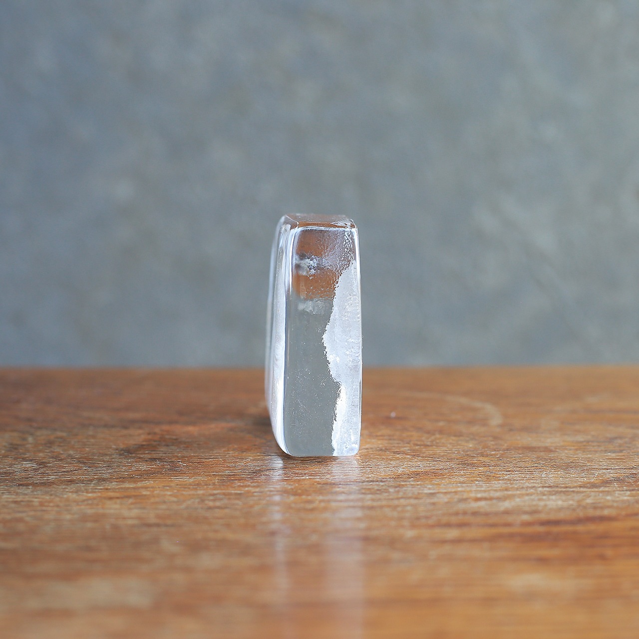 笑顔でこちらを見つめる、ガラスのクマ