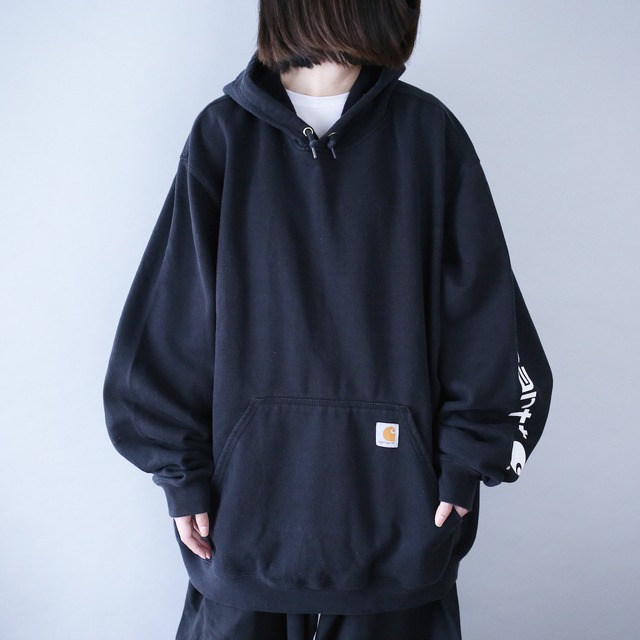 "Carhartt" sleeve logo printed over silhouette black sweat parka