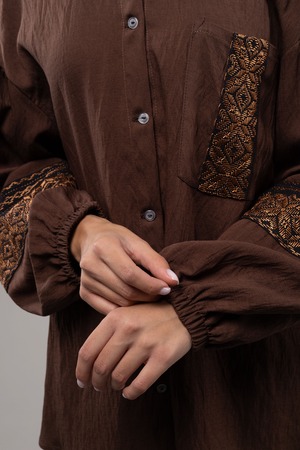 ウクライナ刺繍ヴィシヴァンカ グラージュ・ニジンカ（平行縫い）　シルク手刺繍　シャツ　麻　レディース・フリーサイズ