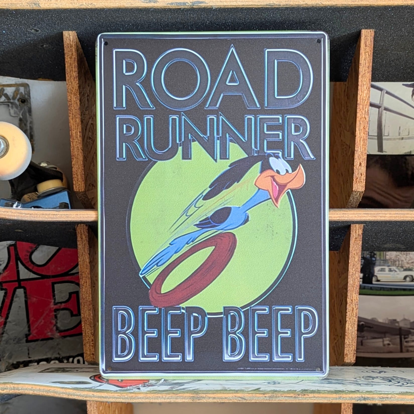 送料無料！ちょうどいいブリキ看板【 Looney Tunes （ ルーニー・テューンズ ）】ロード・ランナー /  METAL SIGN / メタルサイン / ブリキ看板 / サインボード / ビンテージ加工 〚アメリカン雑貨 アメトイ〛