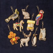 幸せをよぶ　ザリ刺繡　バッグチャーム／キーチャーム　白馬