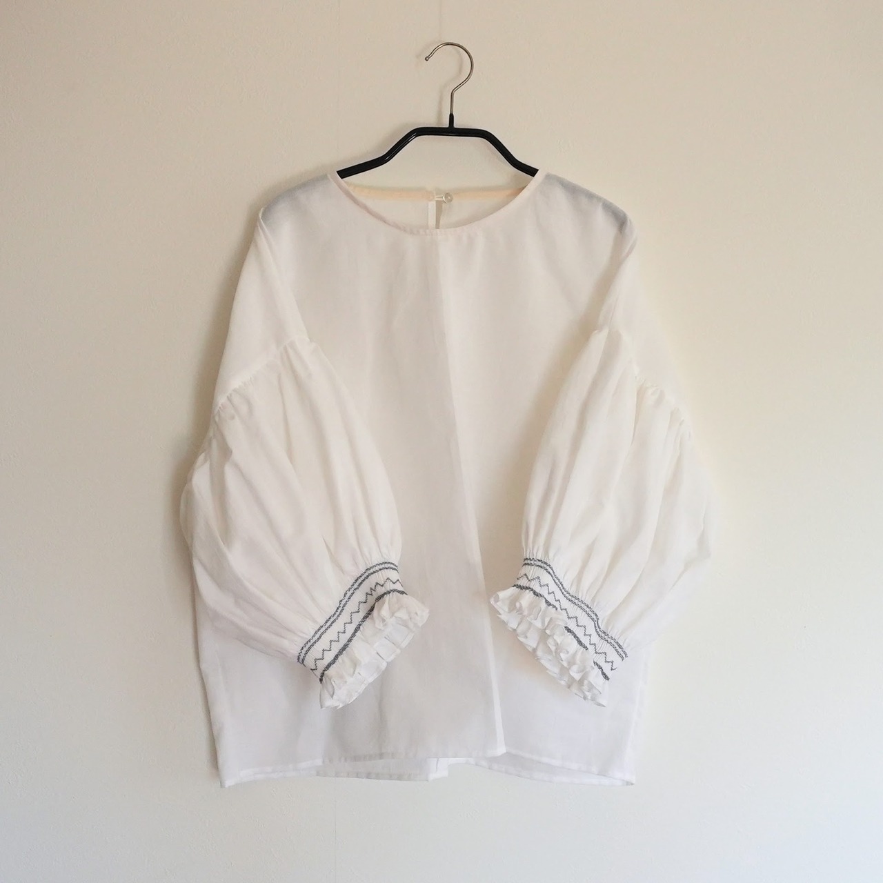 スモッキング ブラウス シロ×グレー刺繍 - 1