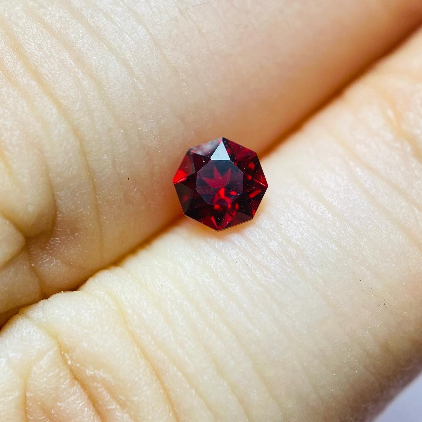 情熱の真っ赤な薔薇スピネル