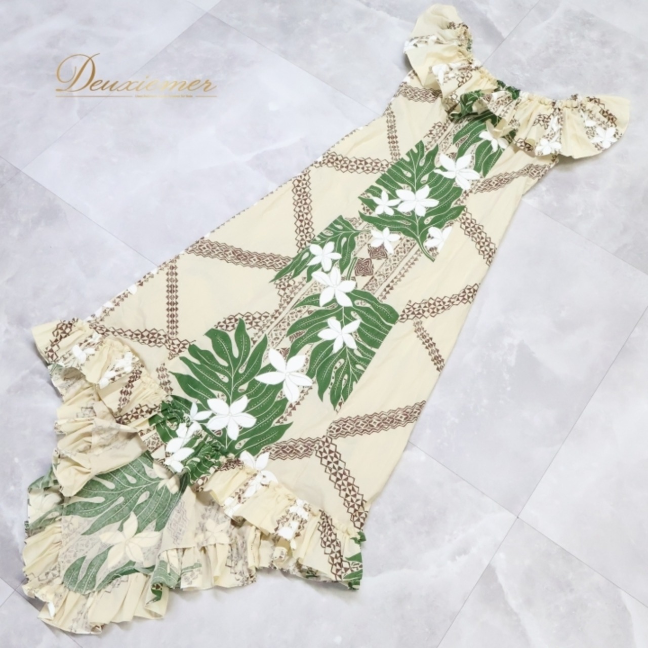 フラダンス 衣装 ワンピース ドレス ベージュ系 アシンメトリー フリル プルメリア柄 ラウアエ柄 ナチュラル かわいい 華やか 鮮やか 明るい 茶 白 緑 ハワイアン アロハ ハワイアンプリント フラ ダンス レッスン 練習 カジュアル おしゃれ 軽やか