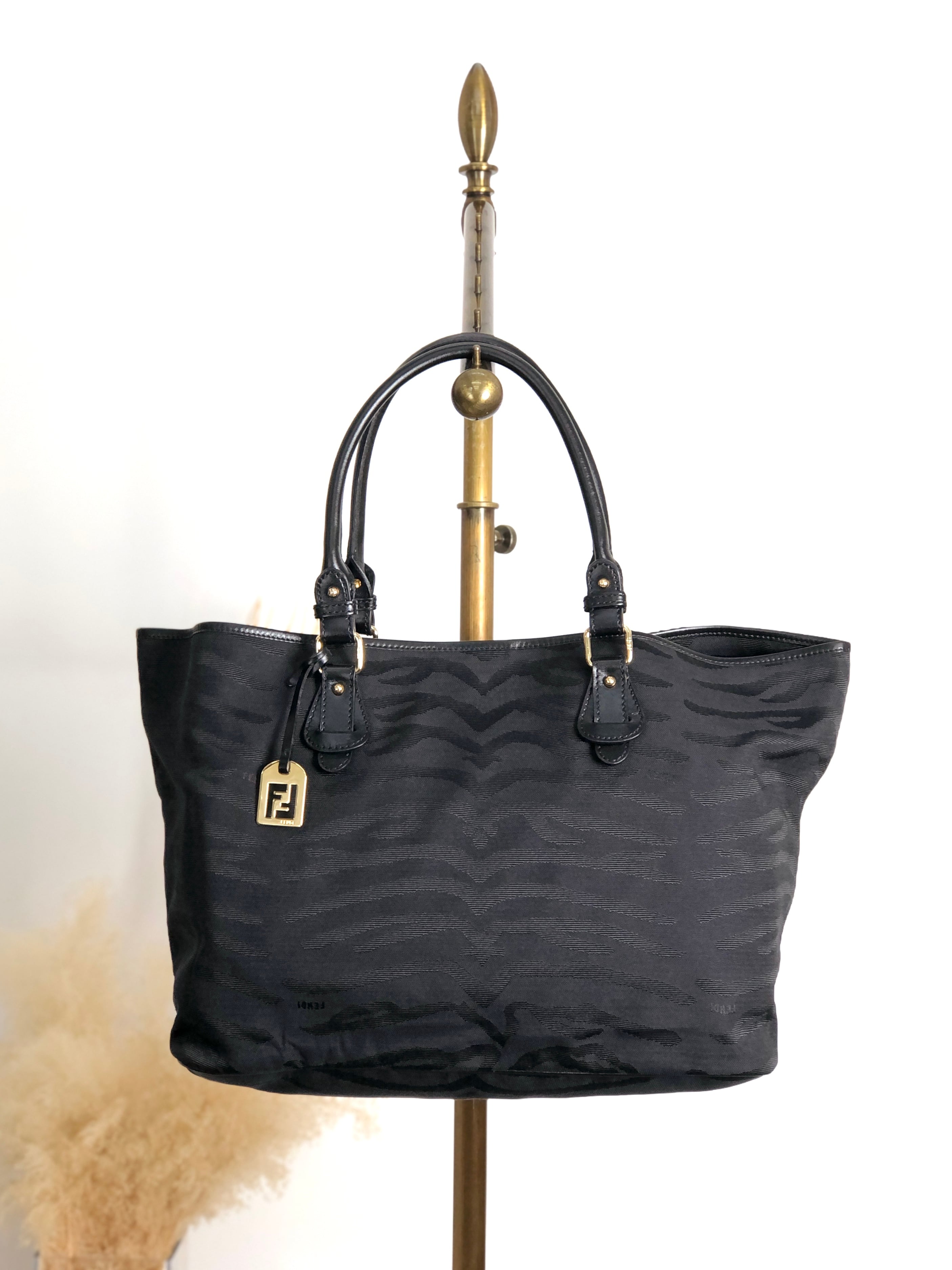 FENDI フェンディ ペカン ショルダーバッグ ブラック ロゴ PVC レザー