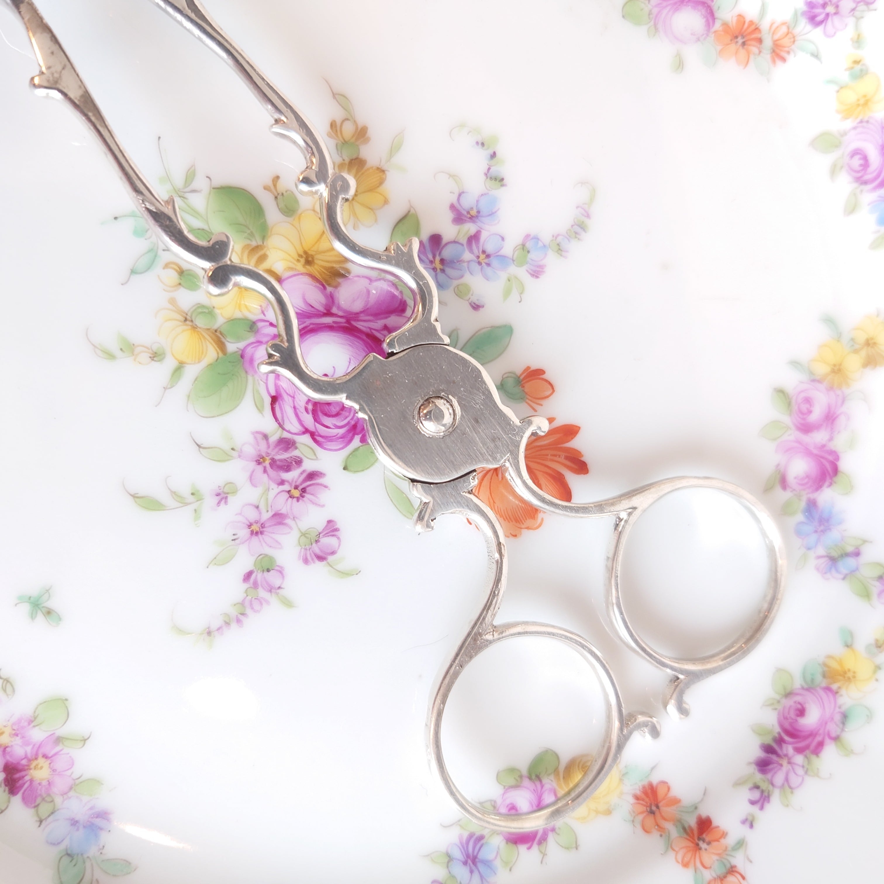 セール　イギリス　純銀　シュガートング　ピアス（透かし）入り　1780年頃 イギリス 純銀 シュガートング ピアス（透かし）入り 1780年頃