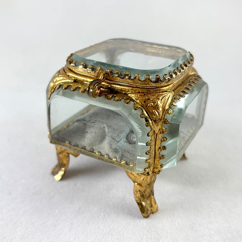 ジュエリーボックス 面取りガラス 金のオルモルフレーム クッション