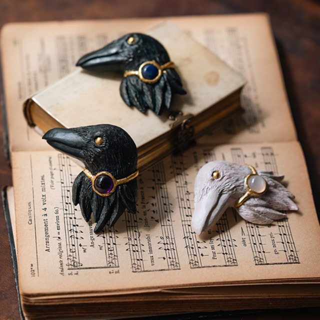 鴉のブローチ #004
