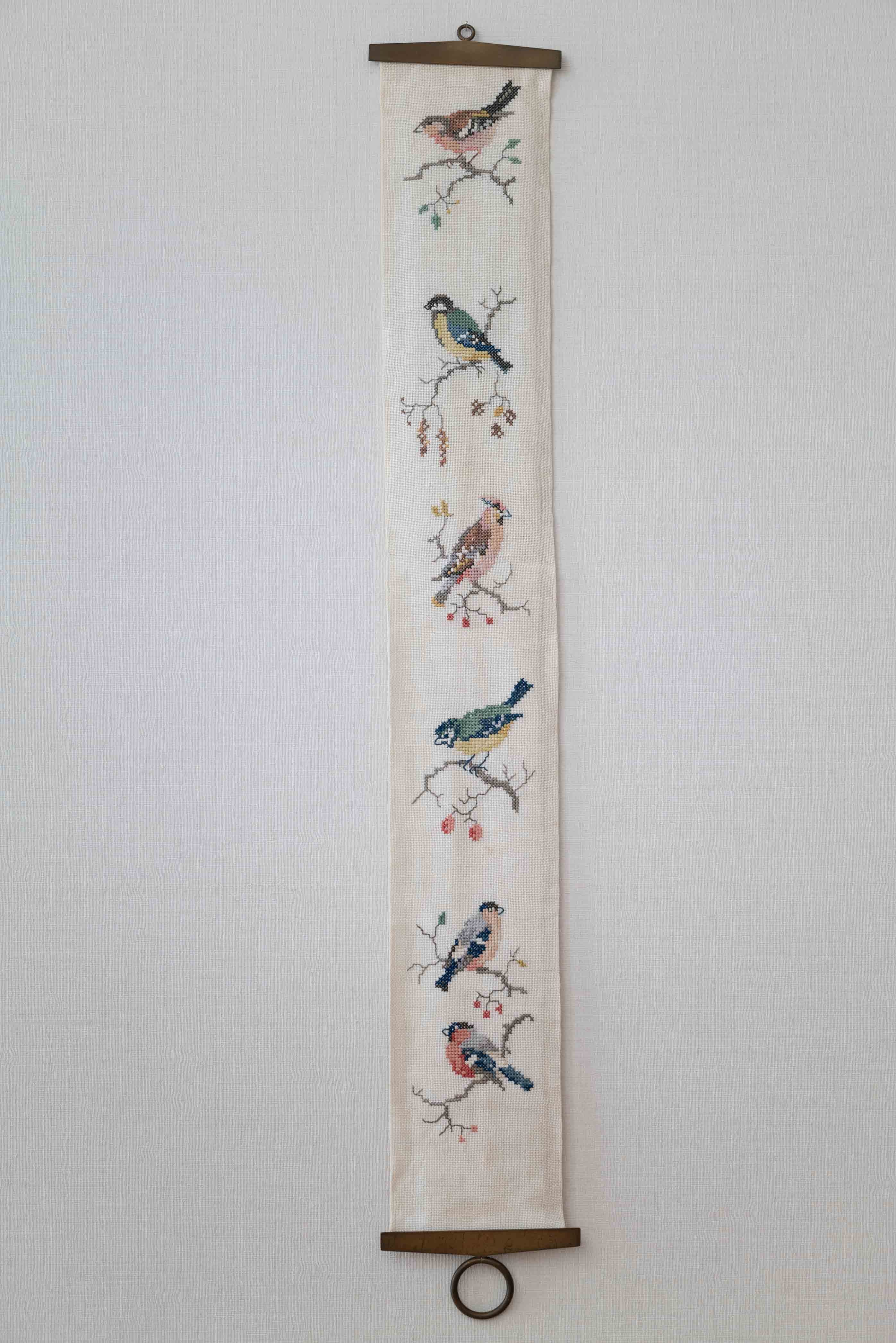 北欧仕入れの手刺繍 壁掛けタイプ タペストリー いろんな小鳥の刺繍がかわいいです!