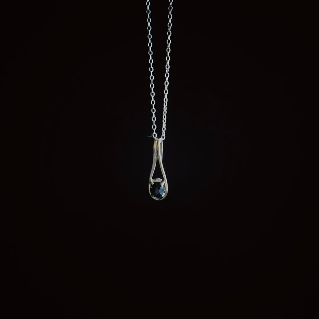vintage charm neckless from Paris / blue sapphire | lointain