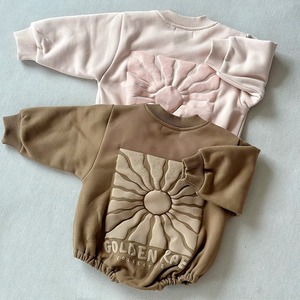 【BABY】冬作太陽柄プリントロンパース