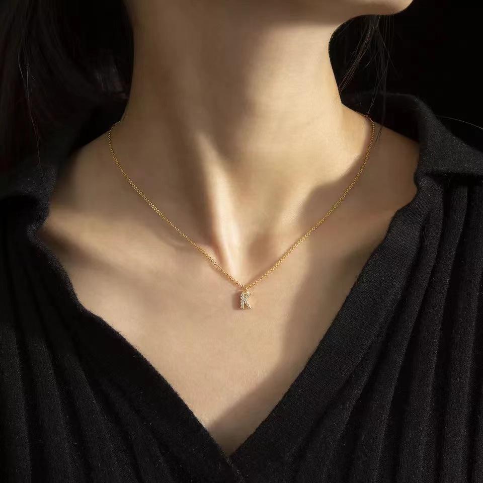 イニシャルネックレス アルファベット ジルコニア付き ゴールド ステンレス製 パーソナライズアクセサリー