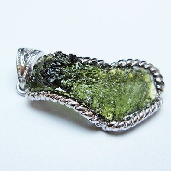 モルダバイト ペンダント モルダウ石 ペンダントトップ 原石 一点物 メール便可 [M便 1/20] 199-554