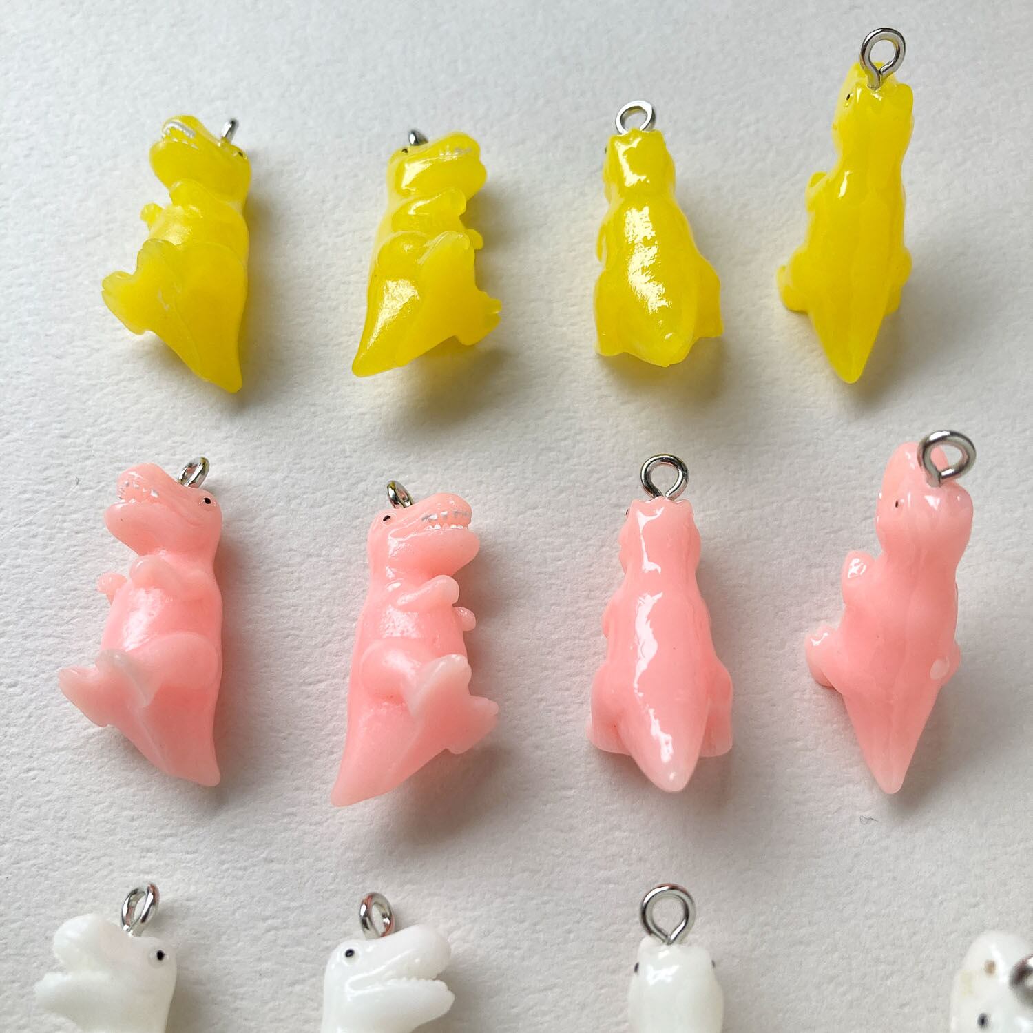 再入荷〉カラフル恐竜アクリルチャーム | Dua-アクセサリーパーツショップ