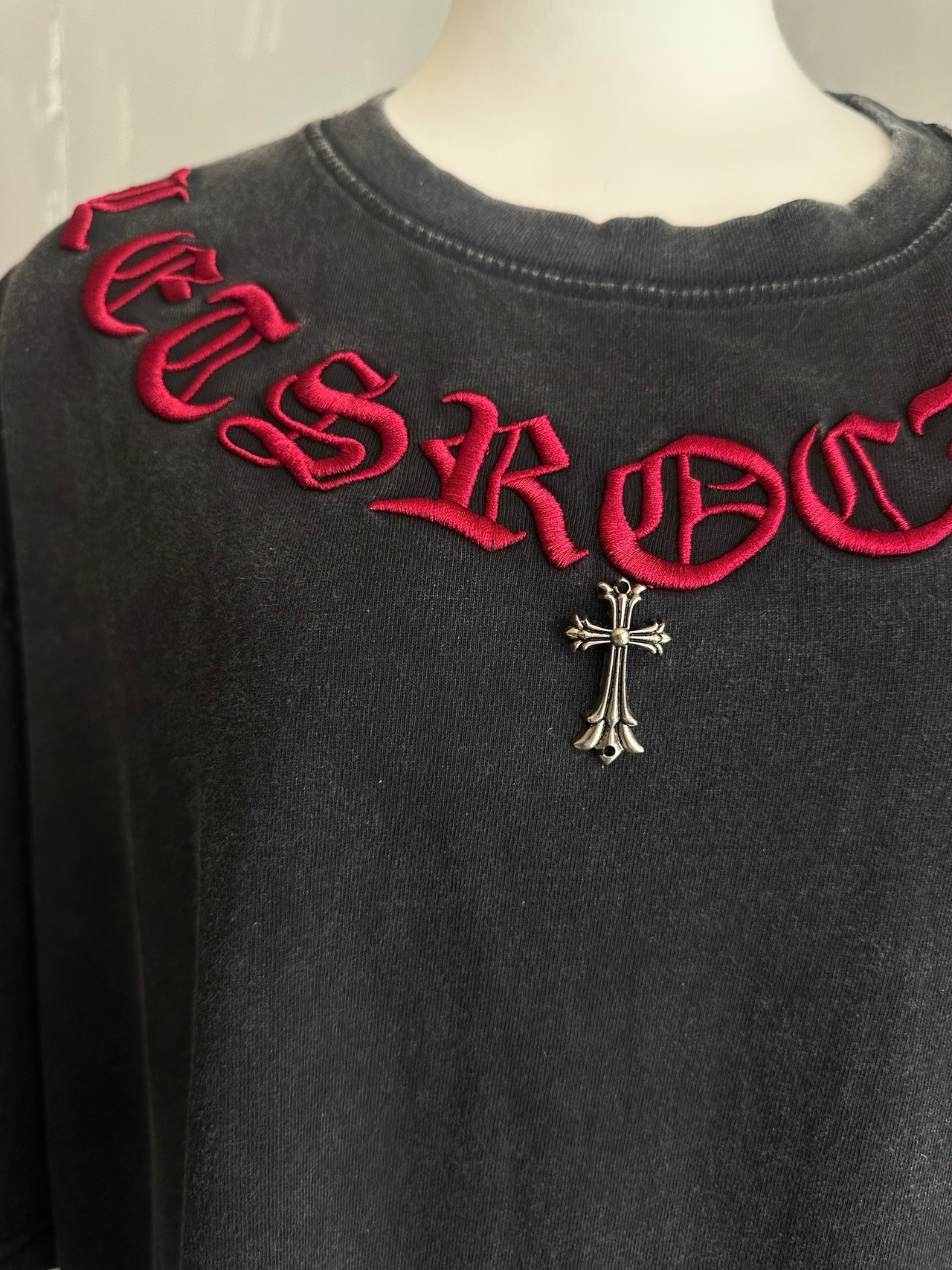 【ユニセックス】ビンテージ刺繍×クロスモチーフTシャツ