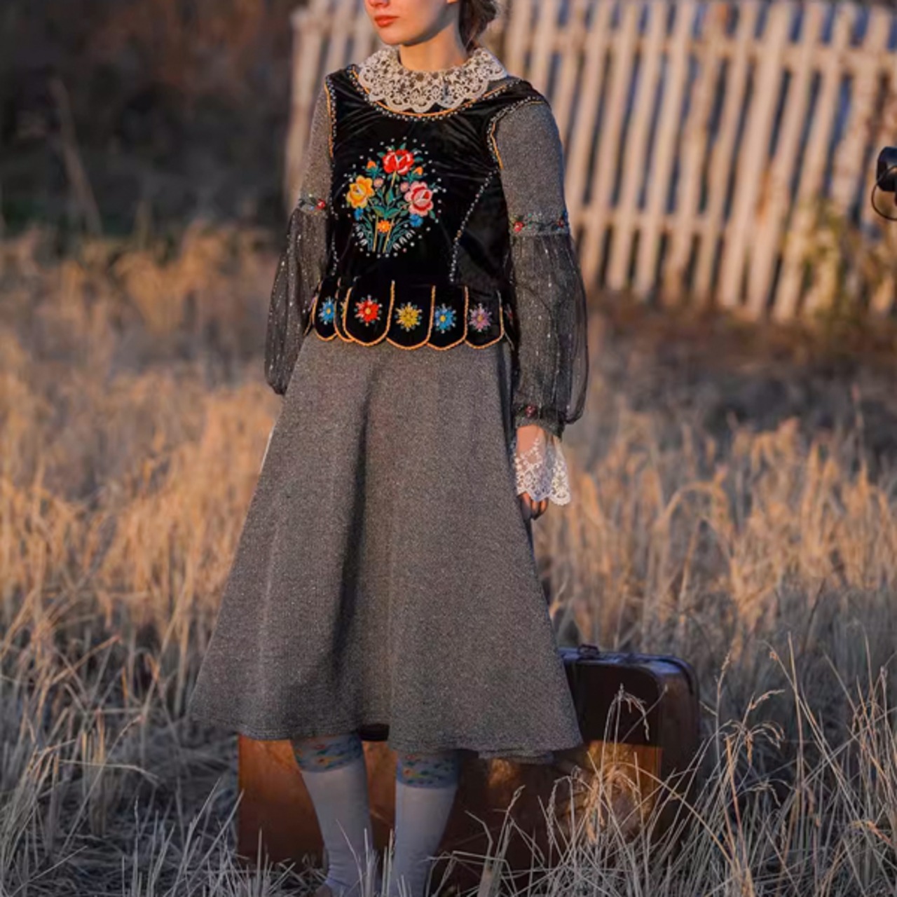 夢を彩るレトロエレガンス:レースのドールカラーとチュールスリーブのロココ調ワンピース Y0187